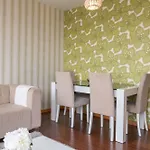 Apartamento Modern Flat With Balcony & Garage By Hostwise