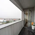 Apartamento Modern Flat With Balcony & Garage By Hostwise