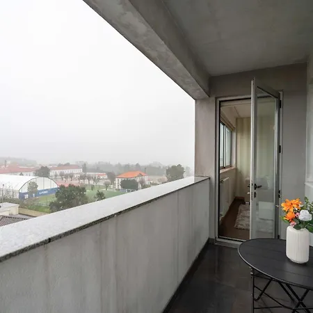 Apartamento Modern Flat With Balcony & Garage By Hostwise