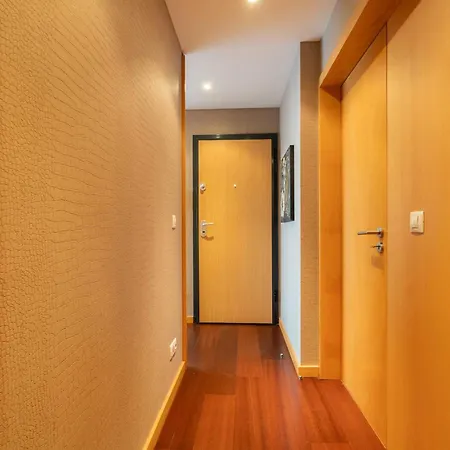 Modern Flat With Balcony & Garage By Hostwise Apartamento