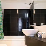 Apartman Modern Flat With Balcony & Garage By Hostwise *